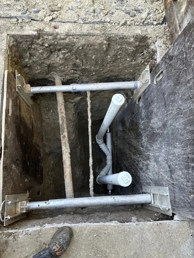 Experienced plumber completing Drain Cleaning work in Laketon